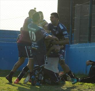 Suma triunfos y "Paz"  en la tribuna