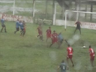 El Rojo cantó bajo la lluvia