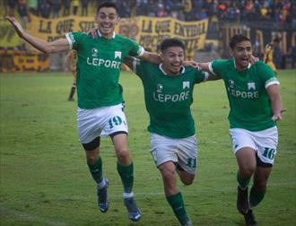 Ferro cantó bajo la lluvia