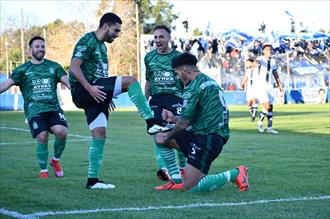 Excursio ganó, mantiene la punta y sueña