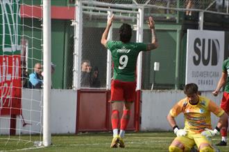 Argentino de Quilmes goleó en la barranca a Defensores Unidos