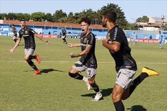 Con fútbol y polémicas, manda el Mirasol 