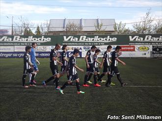 Roca ganó el clásico y complicó a Cipolletti