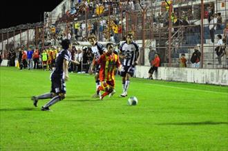 Un gol cinco estrellas salvó a Boca