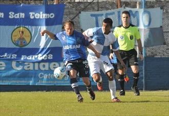 Liniers dio el primer batacazo del torneo