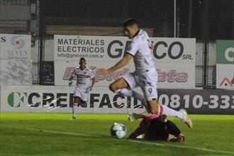 Chacarita recuperó el puesto de escolta y sueña